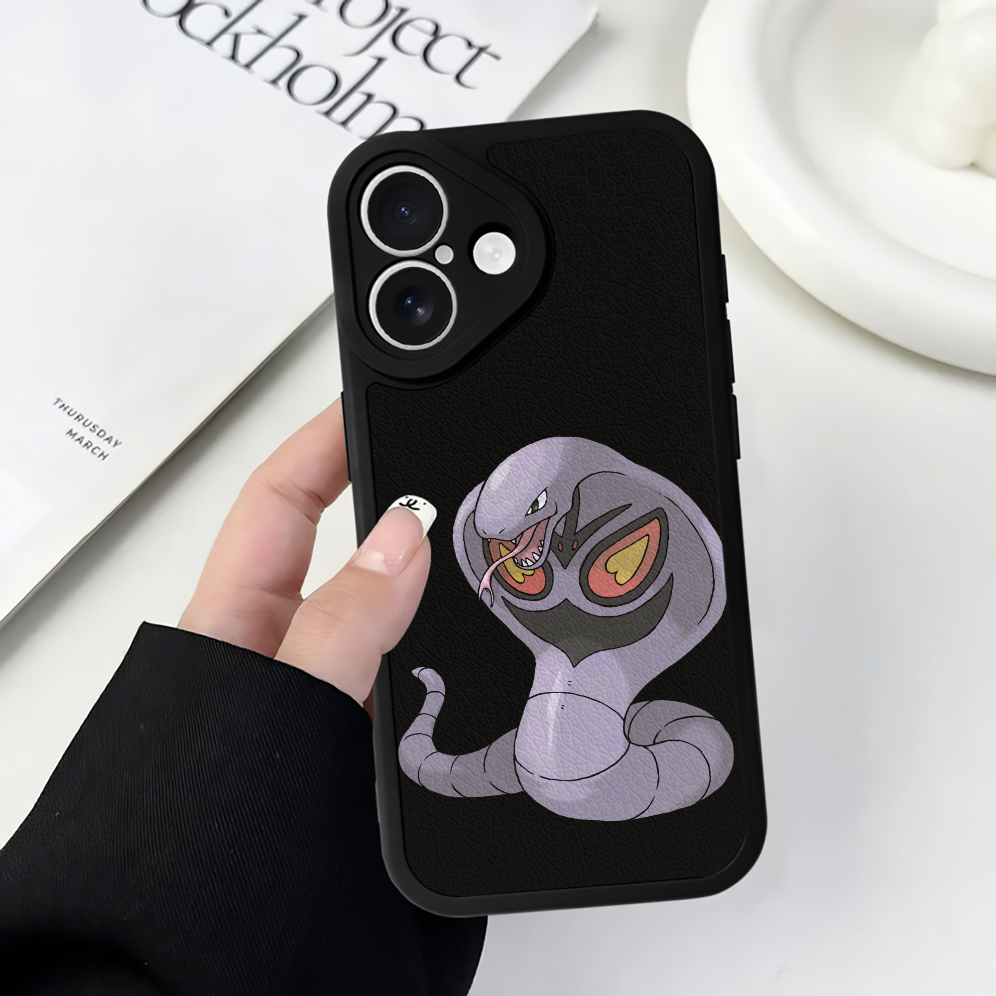 （画像用） ポケットモンスター Pokémon 【iPhone 16シリーズ対応】シリコンスマホケース（レザー調） 材質：シリコン